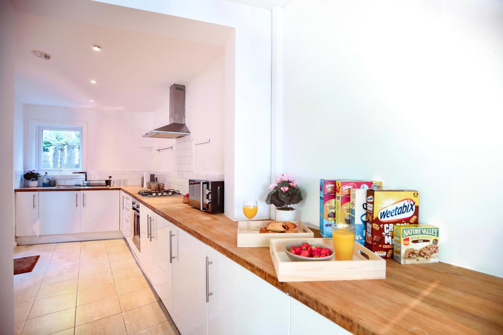 Three Bedroom House By Peacegrove Homes Short Lets & Serviced Accommodation Brighton With Free Wifi & Pet Friendly Exterior photo